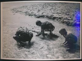 cca 1938 Reich Péter Cornel: Kishalaknak nagy halászai, pecséttel jelzett vintage fotó, 18x24 cm