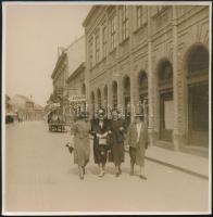 cca 1930 Séta az utcán, fotó, 13×13 cm