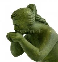 Kucs Béla (1925-1984): Ivó lány - Szomjúság. Mázas kerámia, jelzett, apró kopásnyomokkal, m: 19 cm