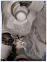 Réti Pál (1918-1989): Ahogy a beteg látja, pecséttel jelzett, feliratozott fotóművészeti alkotás, sarkain kis hibák, 39×29 cm