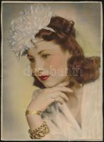 cca 1936 Kézzel színezett műtermi fotók, 2 db vintage fénykép kartonra ragasztva, 23x17 cm