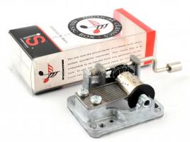 Mini music box eredeti műanyag dobozában, h: 7,5 cm