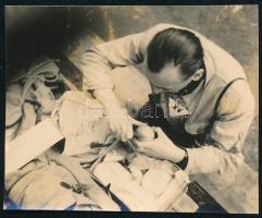cca 1933 Kinszki Imre (1901-1945) budapesti fotóművész hagyatékából jelzés nélküli vintage fotó (turista reggelije), 4,1x5,1 cm