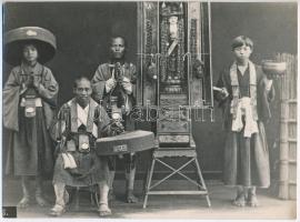 cca 1900 Japán zarándokok, a vintage fotó Kerny István hagyatékában volt, aki vélhetően képcsere útján jutott hozzá (leánya elmondása szerint), 15,7x21,3 cm