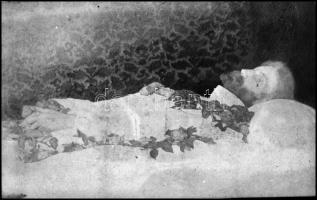 1904 Jókai Mór (1825-1904) a ravatalon, ismeretlen képi forrásról készült NEGATÍV, Kotnyek Antal (1921-1990) budapesti fotóriporter hagyatékából, 4,1x7 cm