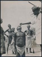 1947 Nigéria, lepra elleni gyógyszer beadása, feliratozott vintage fotó, felülete nem hibátlan, 20,5x15 cm