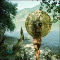 Több fotómodell közreműködésével, különböző időpontokban és eltérő helyszíneken készült felvételek, ...