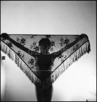 cca 1981 Játék a kendővel, Menesdorfer Lajos (1941-2005) budapesti fotóművész hagyatékából, 3 db vin...