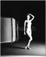 cca 1985 A színfalak mögött, Menesdorfer Lajos (1941-2005) budapesti fotóművész hagyatékából, 1 db vintage NEGATÍV az aktfényképezés műfajából, 6x6 cm