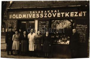 1952 Zalabaksa, Földmívesszövetkezet üzlete az eladókkal. photo (vágott / cut)