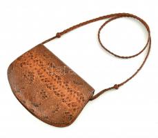 Kígyóbőr táska, kis kopásnyomokkal, 23x15 cm