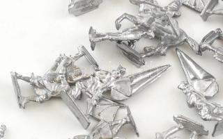 33 db nagyobb méretű ólomkatona, nagyrészt hibátlan állapotban 4-6 cm