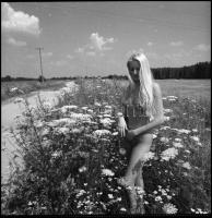 cca 1989 A mezei virágok legszebbike, Menesdorfer Lajos (1941-2005) budapesti fotóművész hagyatékából, 1 db vintage NEGATÍV az aktfényképezés műfajából, 6x6 cm