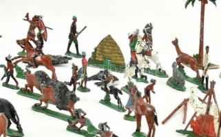 Nagyon sok western, indiános, festett ólomkatona és tereptárgy kb 4-7 cm