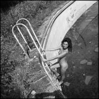 cca 1991 Száraz medencének egyetlen látogatója, Menesdorfer Lajos (1941-2005) budapesti fotóművész hagyatékából, 1 db vintage NEGATÍV az aktfényképezés műfajából, 6x6 cm