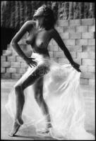 cca 1959 Fekete György (1904-1990) budapesti fényképész hagyatékából 3 db NEGATÍV, szolidan erotikus hölgyekről, 4,2x3,6 cm és 5x5 cm