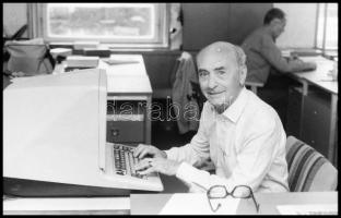 cca 1980 Polgár Dénes (1912-2009) újságíró, a TV Hét c. műsorának főszerkesztője, portré sorozat a szerkesztőségben, 12 db vintage NEGATÍV, 24x26 mm