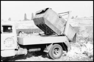 cca 1977 Konténert szállító és ürítő teherautóról készült 5 db vintage NEGATÍV, 24x26 mm