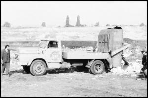 cca 1977 Konténert szállító és ürítő teherautóról készült 5 db vintage NEGATÍV, 24x26 mm