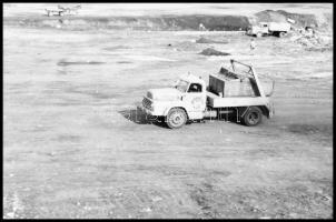 cca 1977 Konténert szállító és ürítő teherautóról készült 5 db vintage NEGATÍV, 24x26 mm