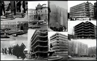 cca 1975 és 1976 Budapest, a pesti forgalomirányító központ építése a Szabó Ervin tér és az Üllői út közötti területen, néhány kép datált, 13 db vintage fotó, 9x13 cm és 14x9 cm között