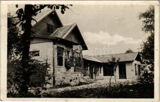 Budakalász, Kevélynyergi menedékház (Kevély-nyereg), Pilis hegység. Gyarmos Gyula felvétele