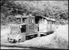 cca 1960 Kisvasúti szerelvény, kismozdony egy kocsival, mellékvágányra állítva, 1 db NEGATÍV Fekete György (1904-1990) budapesti fényképész hagyatékából, 3,7x5,2 cm