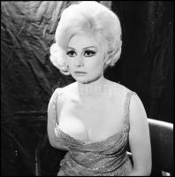 cca 1967 Váradi Hédi (1929-1987) Kossuth-díjas színművésznő portré sorozata, 21 db vintage NEGATÍV, ...