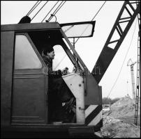 Kotnyek Antal (1921-1990) budapesti fotóriporter hagyatékából 13 db vintage NEGATÍV, vegyes témákról...