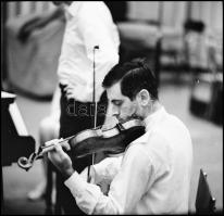 Kotnyek Antal (1921-1990) budapesti fotóriporter hagyatékából 13 db vintage NEGATÍV, vegyes témákról...