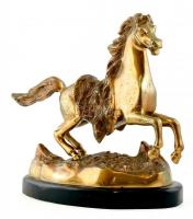 Ágaskodó ló. Patinázott bronz. m: 26cm