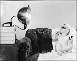 cca 1964 ,,Szolizó baba az orvosi rendelőben, 1 db vintage NEGATÍV, Kotnyek Antal (1921-1990) budapesti fotóriporter hagyatékából, 6x7 cm