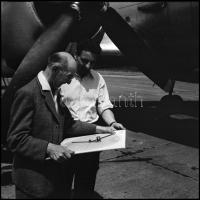 cca 1966 ,,(Érdi) Krausz György a repülőtéren" feliratú negatívtartó tasakban 11 db vintage NEG...