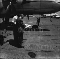 cca 1966 ,,(Érdi) Krausz György a repülőtéren" feliratú negatívtartó tasakban 11 db vintage NEG...