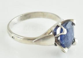 Ezüst(Ag) gyűrű zafírral, jelzett, méret: 57, bruttó: 2,9 g