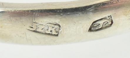 Ezüst(Ag) gyűrű zafírral, jelzett, méret: 57, bruttó: 2,9 g