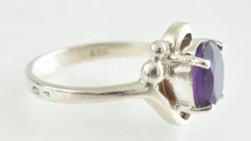 Ezüst(Ag) gyűrű ametiszttel, jelzett, méret: 55, bruttó: 3,8 g