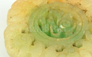 Faragott jáde medál, kis sérüléssel, d: 5 cm