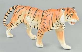 Tigris porcelán figura, kézzel festett, jelzés nélkül, kis kopásnyomokkal, 36×17 cm