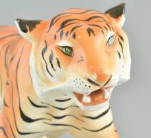 Tigris porcelán figura, kézzel festett, jelzés nélkül, kis kopásnyomokkal, 36×17 cm
