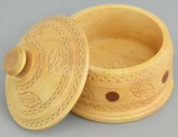 Faragott, lakkozott fa doboz. d:12 cm