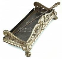 Parázsfogó (kályhaelőtét) tűzpiszkálóval. Elején Héphaisztosz a kovácsmesterség, a tűz görög isten l...