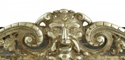 Parázsfogó (kályhaelőtét) tűzpiszkálóval. Elején Héphaisztosz a kovácsmesterség, a tűz görög isten l...