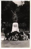 Rozsnyó, Roznava; Kossuth szobor koszorúkkal / statue with wreaths