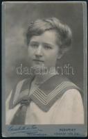 cca 1911 Fiatal lány portréja, keményhátú fotó Goszleth és Fia budapesti műterméből, 10,5×6,5 cm