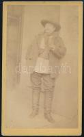 cca 1870 Férfi népviseletben, keményhátú fotó, 10,5×6,5 cm