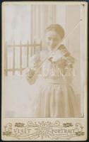 cca 1900 Hegedülő kislány, keményhátú fotó szecessziós hátlappal, 10,5×6,5 cm