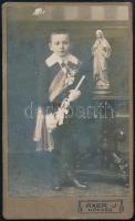 cca 1910 Elsőáldozó kisfiú, keményhátú fotó Axer kőszegi műterméből, 10,5×6,5 cm