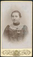 cca 1900 Női portré, keményhátú fotó Lövy szigetvári műterméből, 10,5×6,5 cm