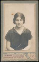 cca 1925 Női portré, keményhátú fotó Erdélyi (Tótkomlós / Nagylak) műterméből, 10,5×6,5 cm